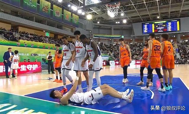 天博体育平台-惨烈！王少杰鼻子被打出血被迫下场治疗引关注 杜锋脸如铁色