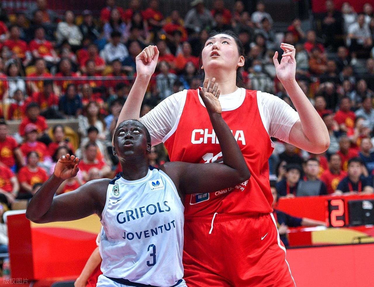 天博体育平台-29岁!没组织没进攻,上场就是4打5,球迷:她怎么进的中国女篮?